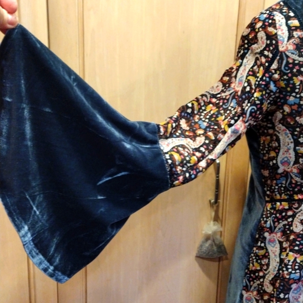 🔥POL Velour and Sheer Paisley Tunic With Bell Sleeves - Picture 4 of 17